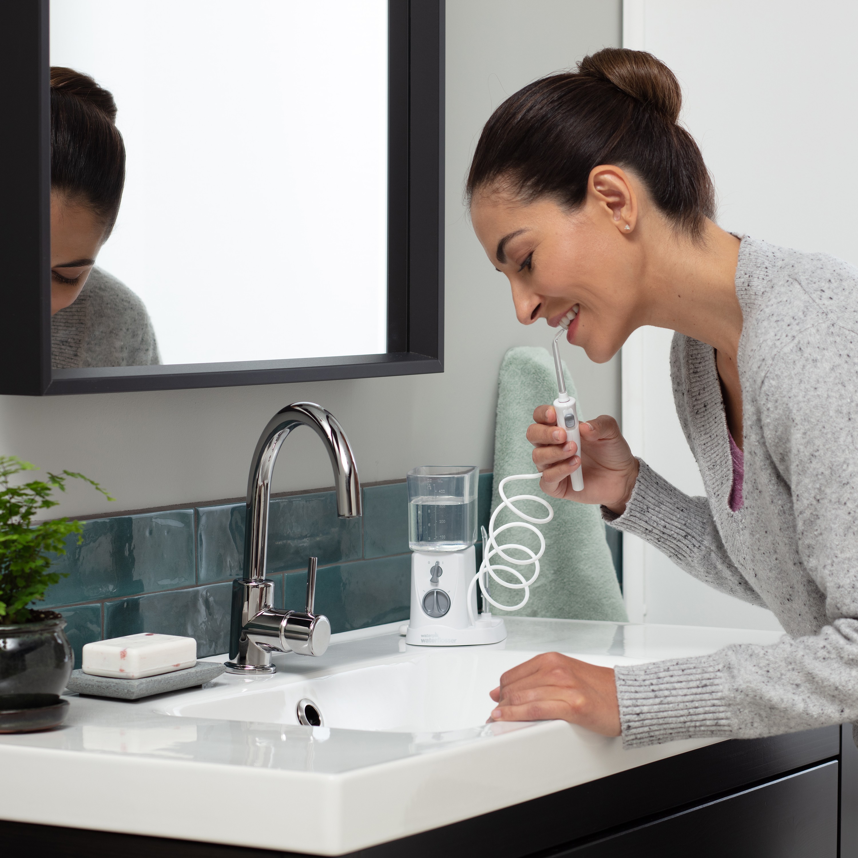 Waterpik® Water Flosser: ponad 2 razy skuteczniejszy niż nitka dentystyczna dla pacjentów z implantami